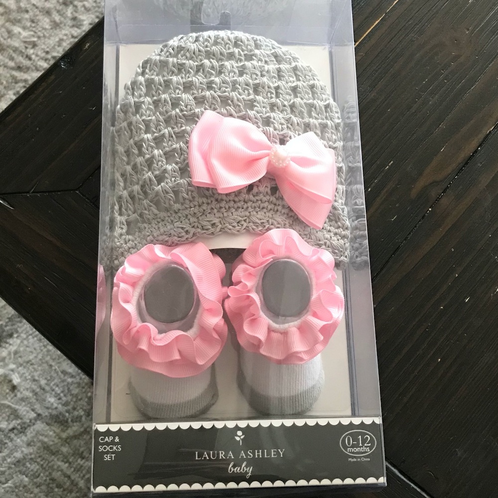 Cap & Socks Set 0-12 Months